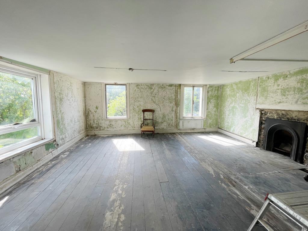 Lot: 98 - SUBSTANTIAL PERIOD HOUSE AND COACH HOUSE ON LARGE PLOT WITH POTENTIAL - First floor bedroom with fireplace